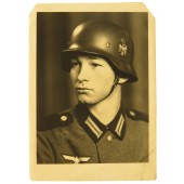 Retrato de estudio del infanterista de la Wehrmacht con casco y túnica M36